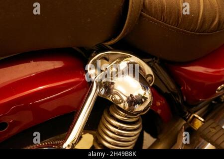 Immagine granulosa che mostra la staffa di montaggio rotta e incrinata su un portapacchi montato su una Yamaha Virago 535 Foto Stock