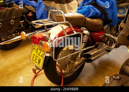 Immagine granulosa che mostra la staffa di montaggio rotta e incrinata su un portapacchi montato su una Yamaha Virago 535 Foto Stock