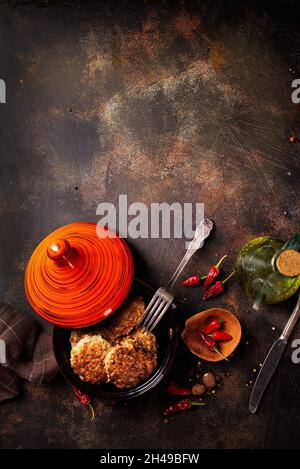 succose deliziose cotolette di carne in ciotola cosparse di peperoncino e altre spezie. Foto Stock