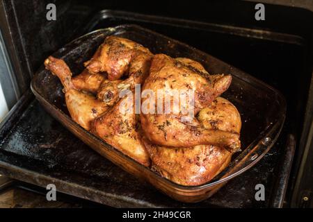 gambe di pollo appena cotte Foto Stock