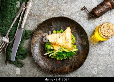tartare con avocado, cipolla primaverile, pomodoro e crostino Foto Stock