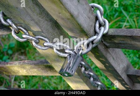 lucchetto e catena su cancello fattoria in legno, norfolk, inghilterra Foto Stock