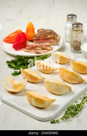 Gnocchi surgelati con pancetta e purè di patate Foto Stock