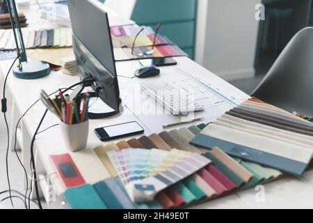 Interior designer desktop di lavoro con computer, tessuti e progetto casa Foto Stock