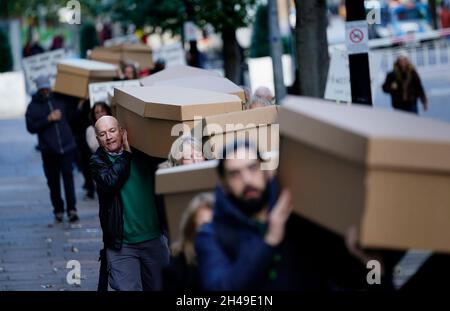 I dimostranti che protestano contro le autostrade intelligenti marciano con le casse attraverso il Ponte di Westminster fino a Piazza del Parlamento a Londra. Data foto: Lunedì 1 novembre 2021. Foto Stock