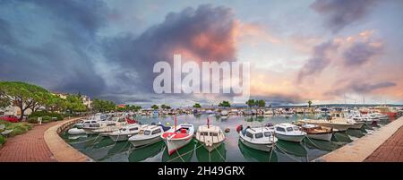 Paesaggio panoramico con argine e porticciolo nella località turistica mediterranea di Crikvenica. Istria, Croazia Foto Stock