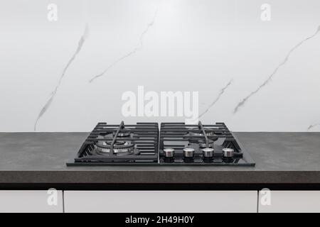 stufa a gas da cucina su piano di lavoro grigio e marmo bianco backsplash Foto Stock