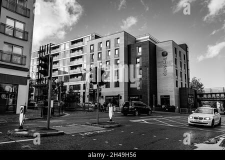 Epsom Surrey London, Octoober 31 2021, Black and White immagine di un incrocio di Busy Road o intersezione con un Travel Lodge Budget Hotel e passando per Traf Foto Stock