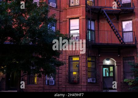 Edificio di appartamenti in mattoni rossi a Park Slope in serata Foto Stock