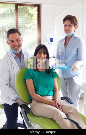 Ritratto di dentista, infermiere dentista e paziente sorridente nella moderna clinica dentale Foto Stock