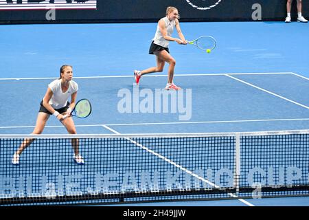 Da sinistra vera Lapko e Aliaksandra Sasnovich (Bielorussia) in azione durante la partita del gruppo B contro Elise Martens, Kirsten Flipkens (Belgio), non raffigurata , il 1° novembre 2021, A Praga, Repubblica Ceca, all’interno del torneo femminile di tennis Billie Jean King Cup (ex Fed Cup). (Foto CTK/Vit Simanek) Foto Stock