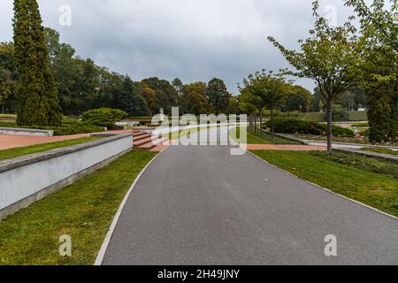 Piccolo lago e rosarium nel parco di Cytadela in autunno Foto Stock