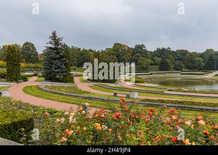 Piccolo lago e rosarium nel parco di Cytadela in autunno Foto Stock