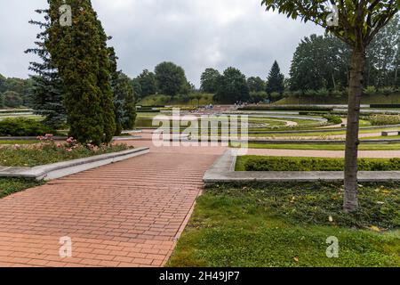 Piccolo lago e rosarium nel parco di Cytadela in autunno Foto Stock