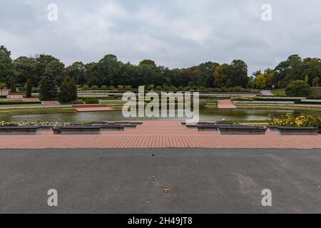 Piccolo lago e rosarium nel parco di Cytadela in autunno Foto Stock