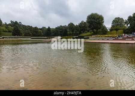 Piccolo lago e rosarium nel parco di Cytadela in autunno Foto Stock