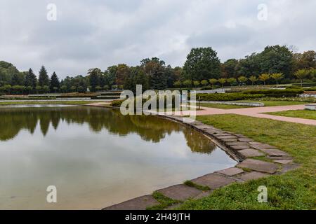 Piccolo lago e rosarium nel parco di Cytadela in autunno Foto Stock