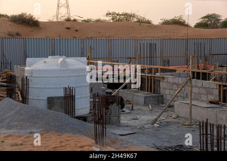 Costruzione di una nuova casa residenziale, cemento, rimbar e lavori di forma negli Emirati Arabi Uniti. Foto Stock