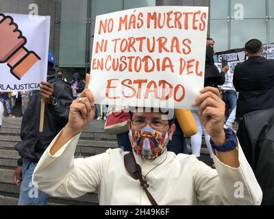 I venezuelani si riuniscono per protestare contro la tortura e le violazioni dei diritti umani Foto Stock