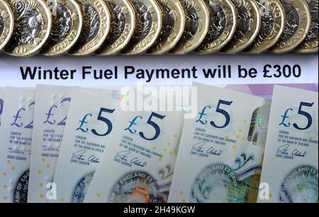 GOVERNO INVERNO CARBURANTE LETTERA DI PAGAMENTO CON DENARO BRITANNICO RE PENSIONATI BENEFICI ENERGIA GAS ELETTRICITÀ RISCALDAMENTO ECC UK Foto Stock
