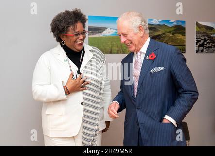 Il Principe di Galles saluta il primo Ministro delle Barbados mia Amor Mottley in vista dei loro bilaterali durante il vertice Cop26 presso lo Scottish Event Campus (SEC) a Glasgow. Data foto: Lunedì 1 novembre 2021. Foto Stock