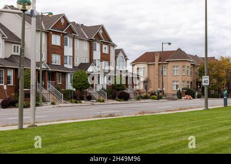 Strada con case di città a Ottawa, Canada Foto Stock