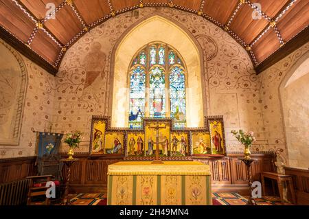 Dipinti murali storici e altare all'interno della chiesa di St James, villaggio di Bramley, Hampshire, Inghilterra, Regno Unito, Un edificio di grado i Foto Stock