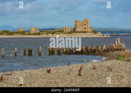 Una vista del castello di Piel sull'isola di Piel da Walney Island, Barrow-in-Furness, Cumbria, Regno Unito Foto Stock