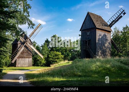 OPOLE, POLONIA - 20 giugno 2021: Due vecchi mulini a vento in legno in un museo all'aperto il Villaggio di Opole. Foto Stock