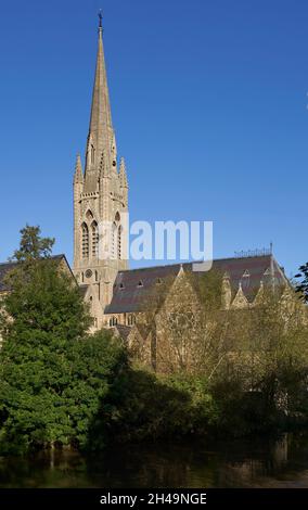 Chiesa di San Giovanni Evangelista sulle rive del fiume Avon nella storica città di Bath nel Regno Unito Foto Stock