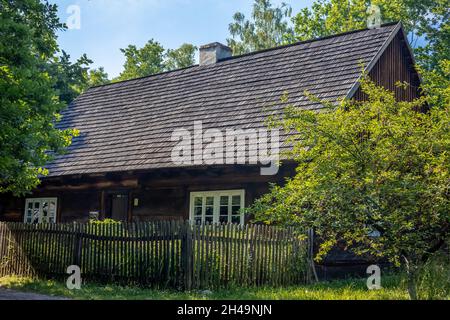OPOLE, POLONIA - 20 giugno 2021: Un tradizionale cottage in legno con recinzione in legno, circondato da alberi. Foto Stock