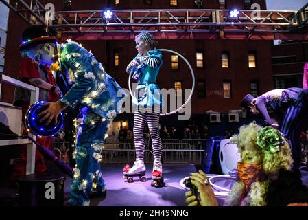 New York, New York, Stati Uniti. 31 ottobre 2021. Gli artisti si preparano durante la sfilata annuale di Halloween a New York City, USA, 24 settembre 2020. (Credit Image: © Stephanie Keith/ZUMA Press Wire) Foto Stock