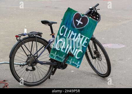 Glasgow, Regno Unito. 1 novembre 2021. Mentre i delegati provenienti da tutto il mondo arrivano a Glasgow per gli incontri COP26, attivisti, ambientalisti e gruppi di pressione ecologia continuano le loro manifestazioni e proteste nel tentativo di influenzare le decisioni dei politici sul controllo del clima. Credit: Findlay/Alamy Live News Foto Stock