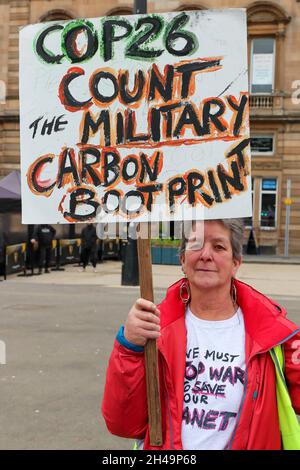 Glasgow, Regno Unito. 1 novembre 2021. Mentre i delegati provenienti da tutto il mondo arrivano a Glasgow per gli incontri COP26, attivisti, ambientalisti e gruppi di pressione ecologia continuano le loro manifestazioni e proteste nel tentativo di influenzare le decisioni dei politici sul controllo del clima. Credit: Findlay/Alamy Live News Foto Stock