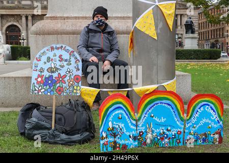 Glasgow, Regno Unito. 1 novembre 2021. Mentre i delegati provenienti da tutto il mondo arrivano a Glasgow per gli incontri COP26, attivisti, ambientalisti e gruppi di pressione ecologia continuano le loro manifestazioni e proteste nel tentativo di influenzare le decisioni dei politici sul controllo del clima. Credit: Findlay/Alamy Live News Foto Stock