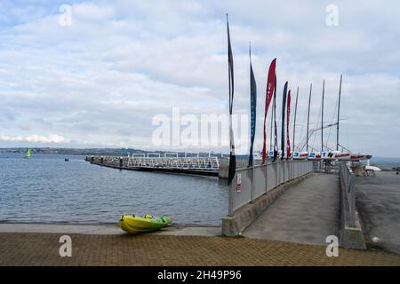 Guardando da Weymouth e Portland National Sailing Academy, Portland Harbor, Weymouth, Dorset, Inghilterra, REGNO UNITO Foto Stock