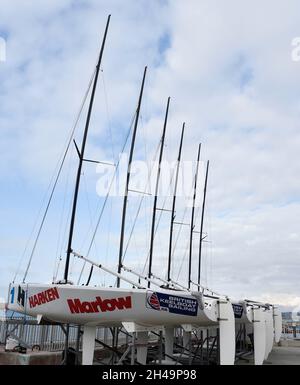 Guardando da Weymouth e Portland National Sailing Academy, Portland Harbor, Weymouth, Dorset, Inghilterra, REGNO UNITO Foto Stock