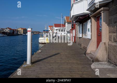 10 settembre 2021 - Smogen, Svezia: La lunga passeggiata nel centro della città attrae turisti in questa regione dell'arcipelago della costa occidentale Foto Stock