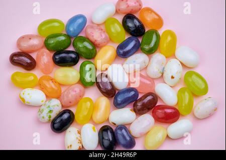 foto macromica di fagioli di gelatina su sfondo rosa Foto Stock