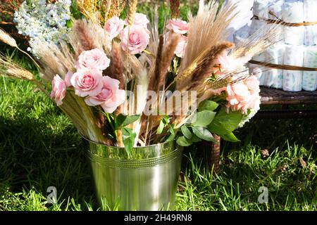 secchio doccia con bouquet di fiori e pannolini Foto Stock