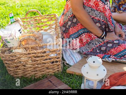 Babyshower sul picnic in aria con le ragazze Foto Stock