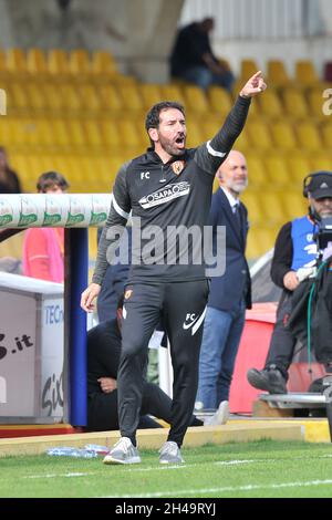 Benevento, Italia. 01 Novembre 2021. Fabio Caserta allenatore di Benevento, durante la partita del Campionato Italiano Serie B tra Benevento e Brescia risultato finale 0-1, partita disputata allo Stadio Ciro Vigorito. Benevento, Italia, 01 novembre 2021. (Foto di Vincenzo Izzo/Sipa USA) Credit: Sipa USA/Alamy Live News Foto Stock