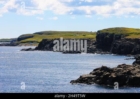 Vista della costa frastagliata lungo Elliston Terranova e l'Oceano Atlantico. Foto Stock