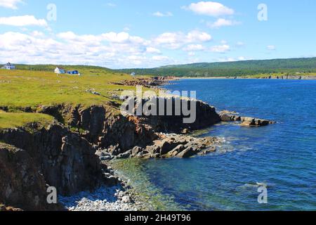 Vista della costa frastagliata lungo Elliston Terranova e l'Oceano Atlantico. Foto Stock