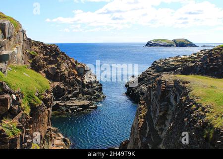 Vista della costa frastagliata lungo Elliston Terranova e l'Oceano Atlantico. Foto Stock