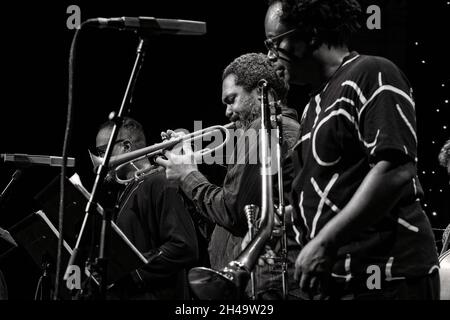 Byron Wallen sulla tromba con Jean Toussaint e Dennis Rollins, Jean Toussaint Allstar Sextet, Scarborough Jazz Festival 2021, Regno Unito Foto Stock