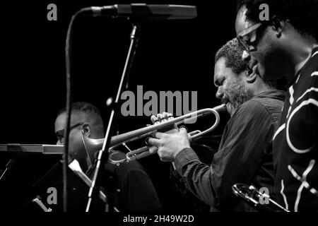 Byron Wallen sulla tromba con Jean Toussaint e Dennis Rollins, Jean Toussaint Allstar Sextet, Scarborough Jazz Festival 2021, Regno Unito Foto Stock