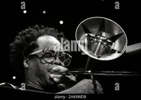 Dennis Rollins suona il trombone con Jean Toussaint Allstar Sextet, Scarborough Jazz Festival 2021, Regno Unito Foto Stock