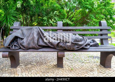 Scultura o statua chiamata 'senzatetto Gesù' dall'artista canadese Timothy P. Schmalz a Rio de Janeiro, Brasile. 31 ottobre 2021 Foto Stock