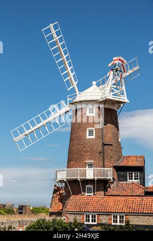 Il primo 19 ° secolo Cley Windmill nel villaggio di Cley accanto al mare, Norfolk UK Foto Stock